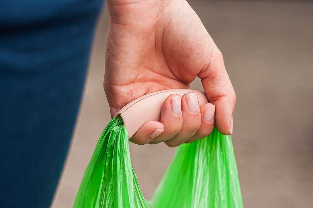 Hand of a woman carrying shopping bag, with help from the "Nosia" gadget